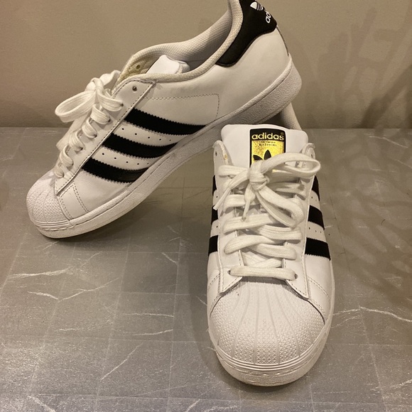 ADIDAS superstar size 8.5 shoes - Picture 2 of 8